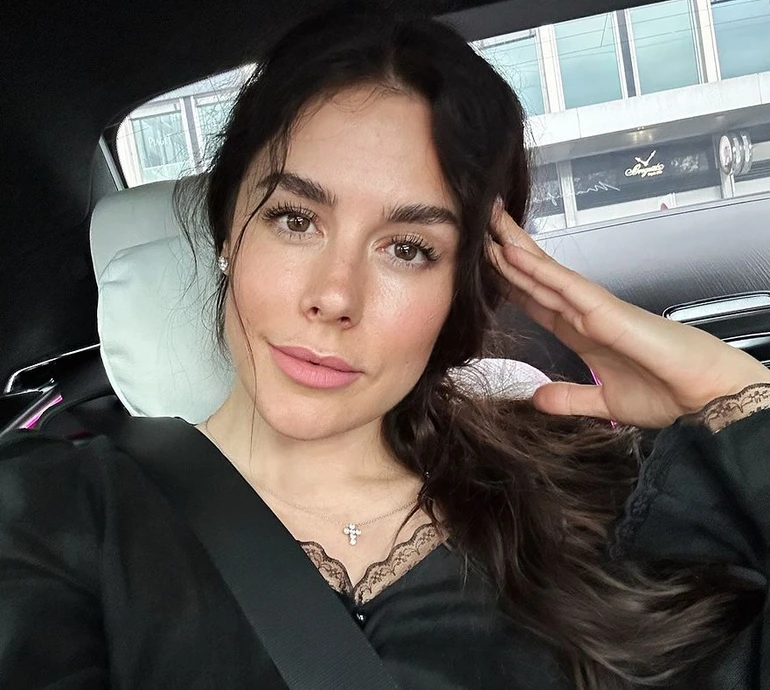 Онуфрійчук показала, як виписувалася з сином з пологового та знайомила його з котом. Фото