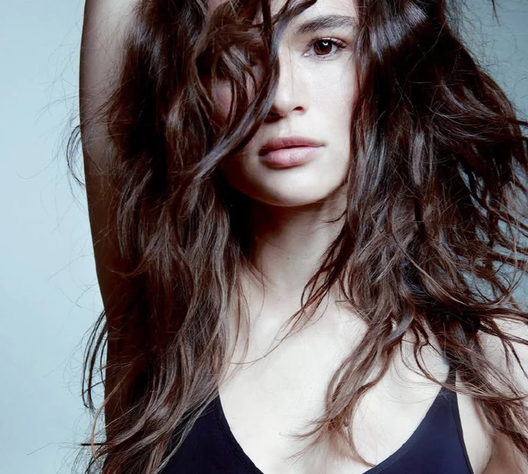 Кацуріна в лаконічному міні показала, як пізнає себе 30-річну