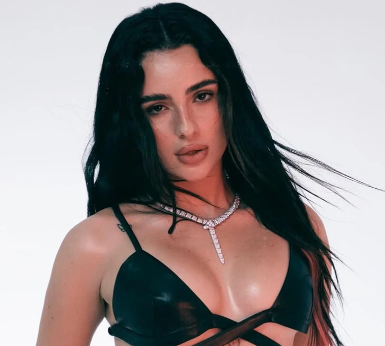 Трінчер у шкіряному ліфі й колготках поспокушала бюстом і стегнами для фото