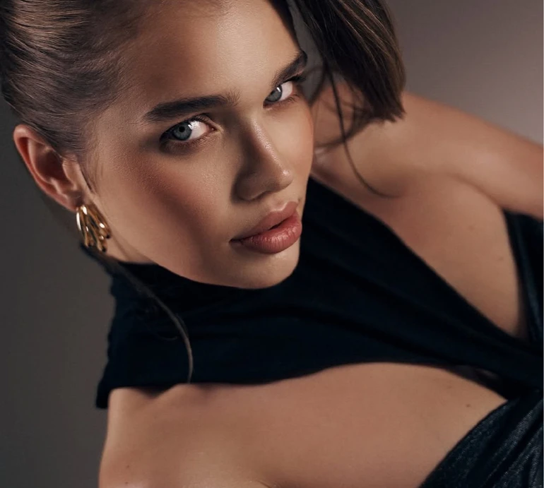 Саша Бо у спокусливій голій сукні посвітила принадами для фото