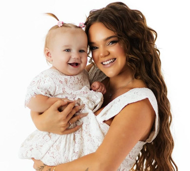 Наш скарб: Верба в 1-ий день народження донечки вбрала її в мереживну сукню для сімейних фото