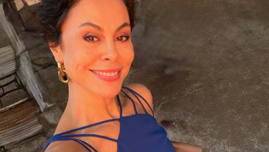 Блакитний вибух: ексдружина Кличка похвалилася ніжками у кутюрному луці з ручним розписом