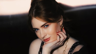 Геля Зозуля в луці з голим животом влаштувала пристрасні танці в номері готелю. Відео