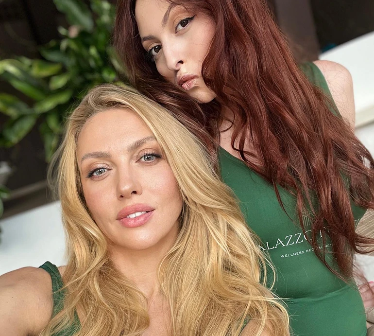 Полякова показалася в купальнику очима доньки та з пікантного ракурсу під час вправ на сідниці