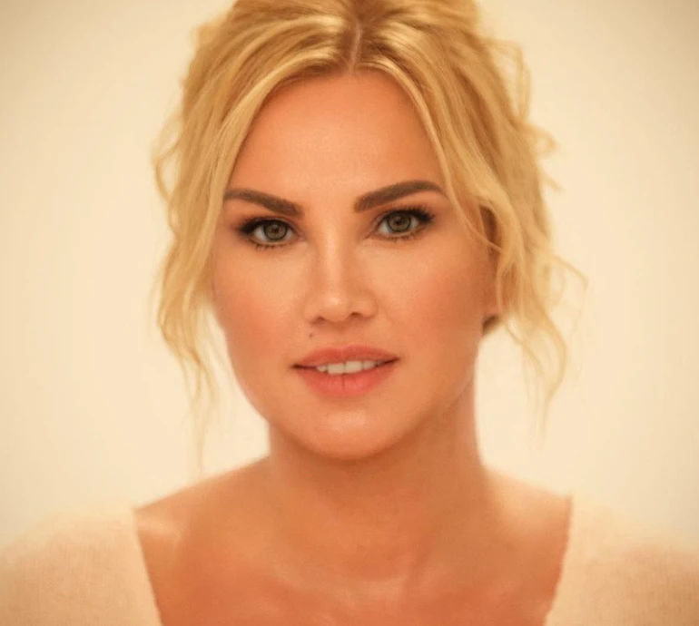 Камалія з доньками замилувала сімейною ідилією в Альпах. ВІДЕО