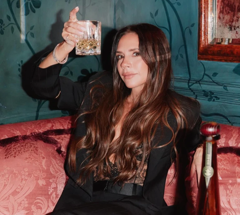 Ніщо не зупинить: Бекхем на милицях показалася у спортзалі. Фото