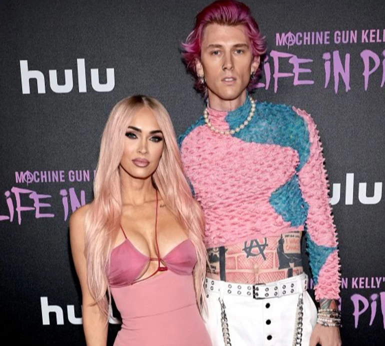 Хоче знову бути разом: інсайдер розказав про спілкування Machine Gun Kelly з вагітною Меган Фокс і чи помириться з ним акторка