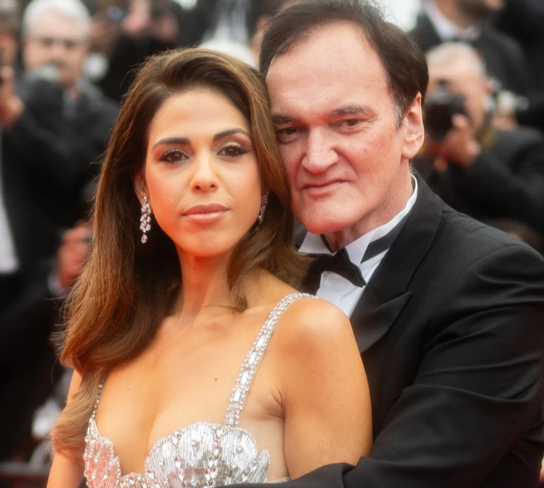 Ошатний Тарантіно на доріжці в Каннах пообіймав дружину у срібній сукні. Фото