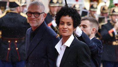 Звана вечеря у Парижі: дружина Макрона вигуляла сукню зі срібною вишивкою, а кохана Касселя пройшлася хідником у маскулінному образі