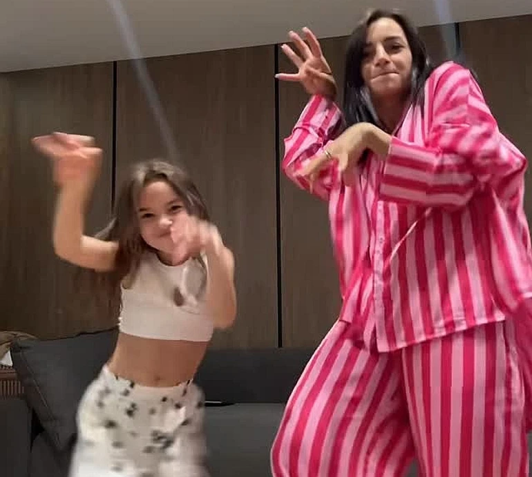 Гени - страшна сила: Гвоздьова і її 9-річна донька звеселили фанів жвавим танцем у піжамах. Відео