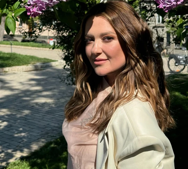 Кульки, квіти та листівки: Могилевська в шортах показала, як дочка і коханий вітали її з 50-річчям. Відео