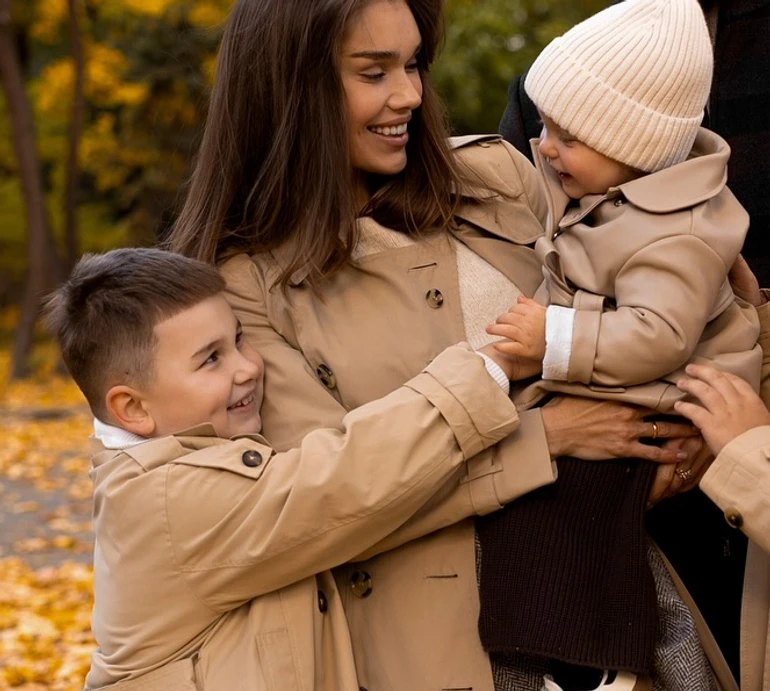 Справжня розкіш: Саша Бо замилувала осінніми фото з чоловіком і трьома дітьми в однакових тренчах