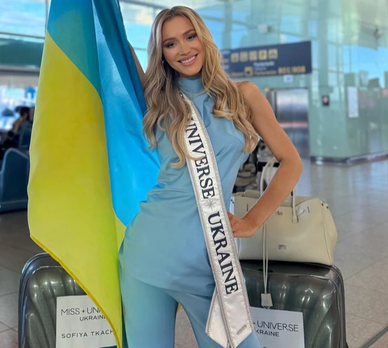Валізи 150 кіло і сукня з п'яти тисяч кристалів: українка Ткачук вирушила на Міс Всесвітдо Таїланду. Фото