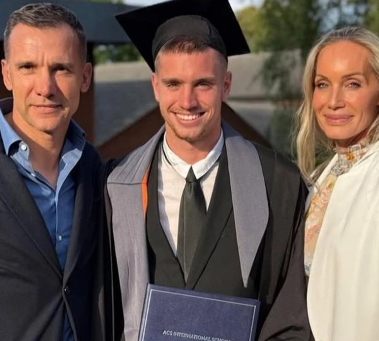 Шевченко з дружиною привітали сина-футболіста з 19-річчям. Фото