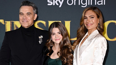 Роббі Вільямс з ошатною дружиною підтримали 13-річну дочку на її кінодебюті. Фото