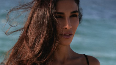 Насолоджуватися життям: Дімопулос у бікіні показалася з різних ракурсів на дубайському пляжі