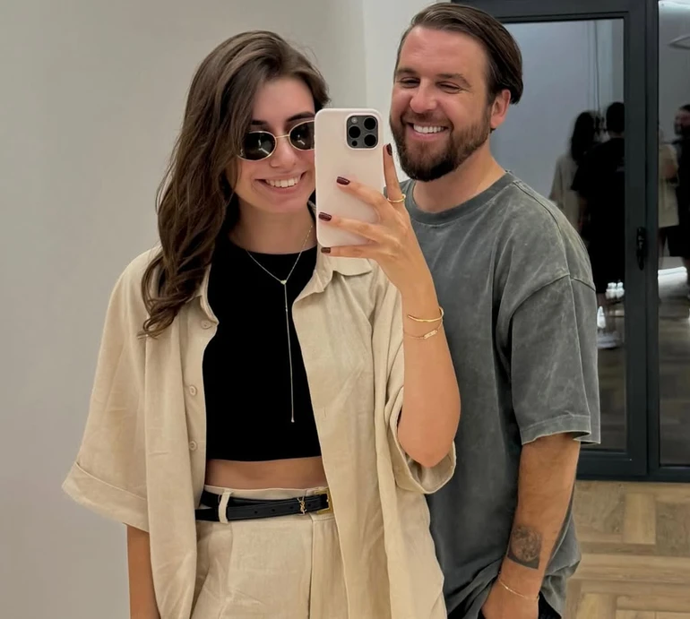 Танчинець із нареченою влаштували нічні танці з цілунками під снігом. Відео