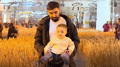 Козловський з дружиною зводили синочка на мистецьку виставку та попозували для милих фото