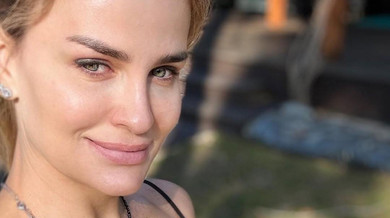 Ліпили, місили, замерзали: Пятова з дітьми за тиждень звели у своєму дворі халабуду з льоду. Відео