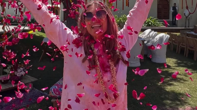 Херлі з сином у кольоровому порошку з голови до ніг показали, як святкували прихід весни в Індії