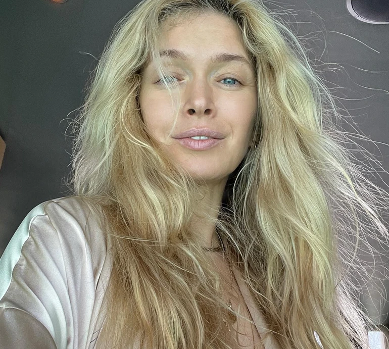 Обличчя в квітах, нюдовий топ та обтислий ромпер: Брежнєва на зйомках засвітила тіло в звабливих луках