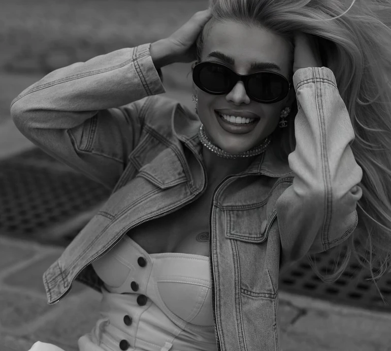 Таких фото ще ніколи не було: Крук у грайливій спідничці посвітила ногами на віденських сходах