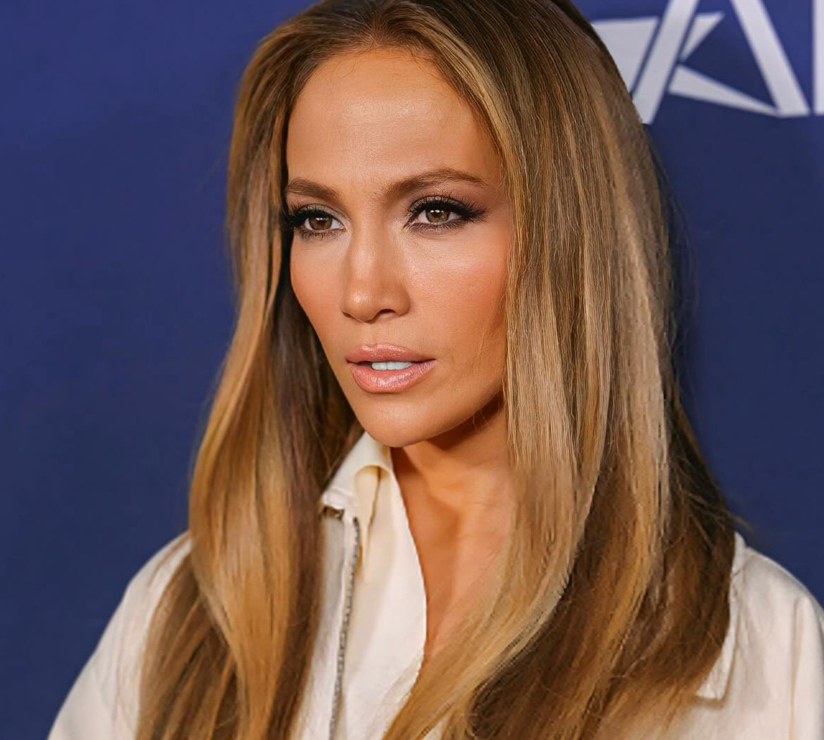 Міс Dior: Лопес у Лондоні вигуляла незвичний чорно-білий лук із капелюхом і лаковими чоботами