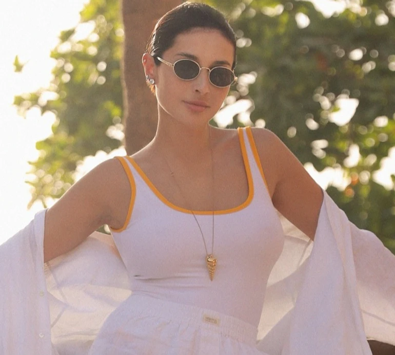 Уся в українському: Ярославська з мушлею на шиї та в конопляних шортах посвітила ногами на сонячних фото