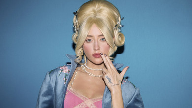 DOROFEEVA в образі зухвалої Марії Антуанетти заспівала в інтер'єрі 80-х про Японію і Антарктику. Відео