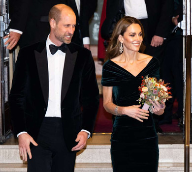 Обіймашки серед квітів: принц Вільям і Міддлтон узяли тепле родинне фото для цьогорічної різдвяної листівки