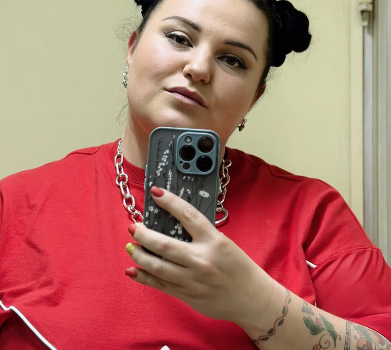 alyona alyona в мереживному сексі-спідньому повчила впевненості в собі. ВІДЕО