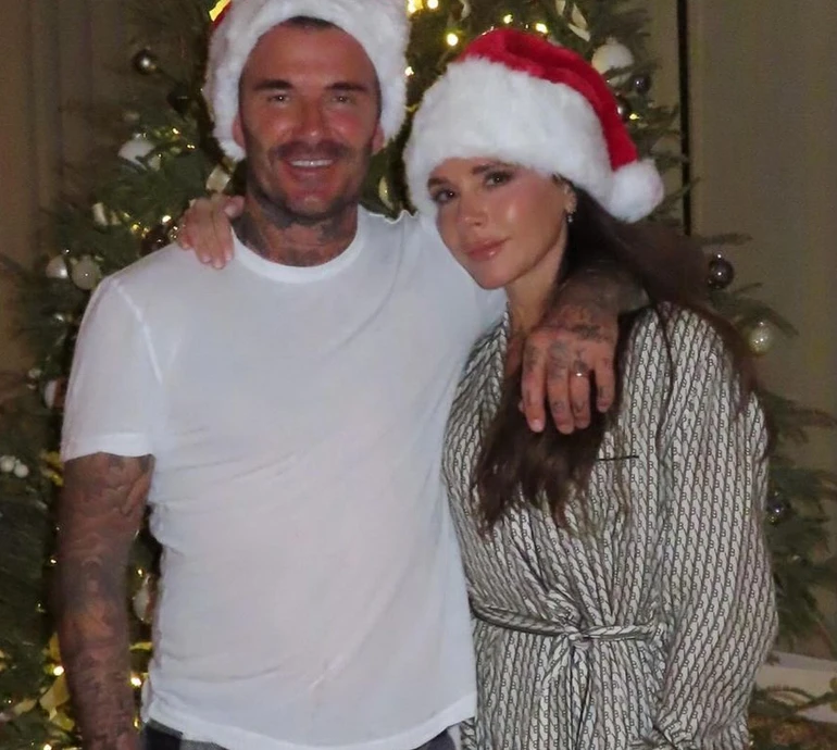 Бекхеми у шапочках Санти та піжамах наробили кумедних фото та презентували різдвяну листівку