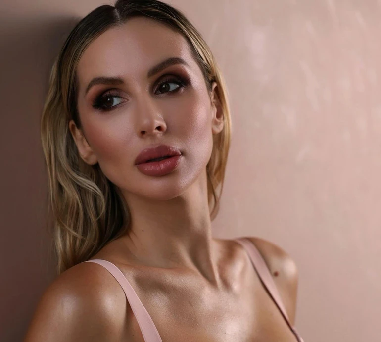 Лобода у топі на голе тіло заселфилася з мавпою на Балі