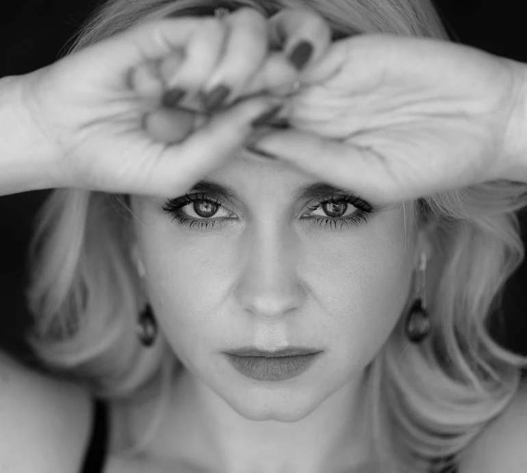 Лютий триває: Ребрик, Дорофєєва, Осадча та інші зірки згадують перші дні повномасштабного вторгнення