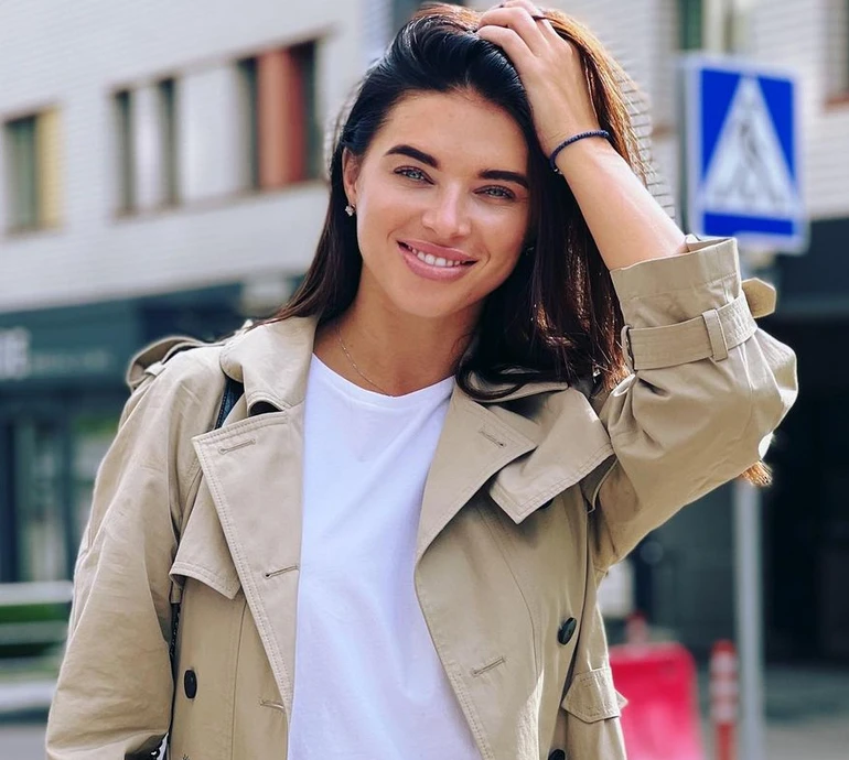 Дружина Усика у коротенькому топі і лосинах похизувалася фігурою на четвертий місяць після пологів. Фото