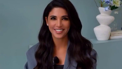 Дімопулос головою донизу повисіла на незвичному тренажері