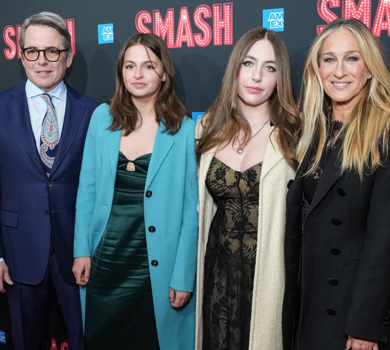 Рідкісний вихід: Сара Джессіка Паркер з 15-річними двійнятами і чоловіком відвідала бродвейський мюзикл