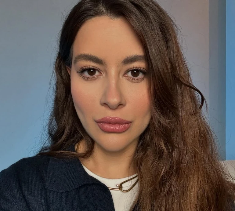 Було 3 учениці: Раміна з домашніми улюбленцями замилувала заняттям з пілатесу