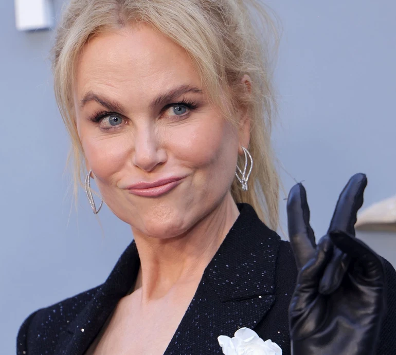 Кідман без бюстгальтера вигуляла стильний лук із пальчатками та жакетом на голе тіло. Фото