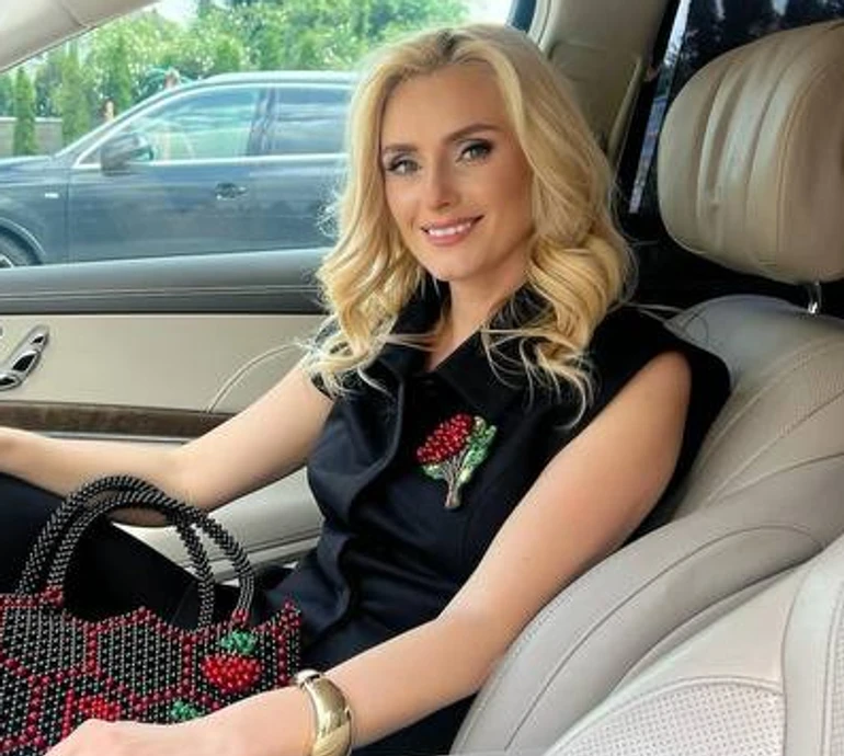 Це був треш: Федишин показала, як у ванній в Польщі ногами виламувала двері