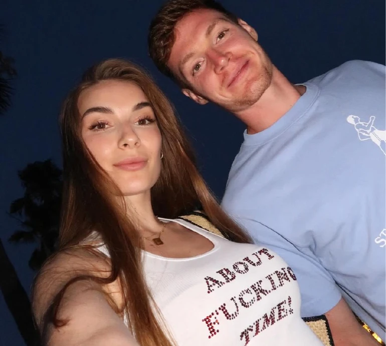 Дружина Циганкова з нагоди свого 27-річчя і річниці їхнього шлюбу попозувала в бікіні на березі моря