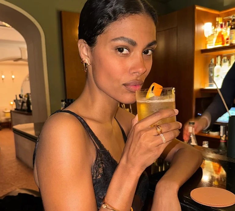 Кунакі у напівпрозорому комплекті засвітила груди на млосних фото