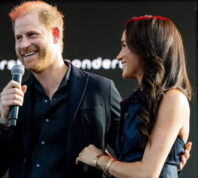 Маркл у коштовних прикрасах та сукні з голою спиною засвітилася з принцом Гаррі на сцені концерту Костнера. Фото