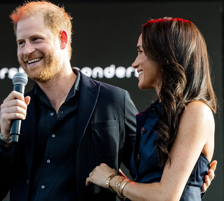 Маркл у коштовних прикрасах та сукні з голою спиною засвітилася з принцом Гаррі на сцені концерту Костнера. Фото