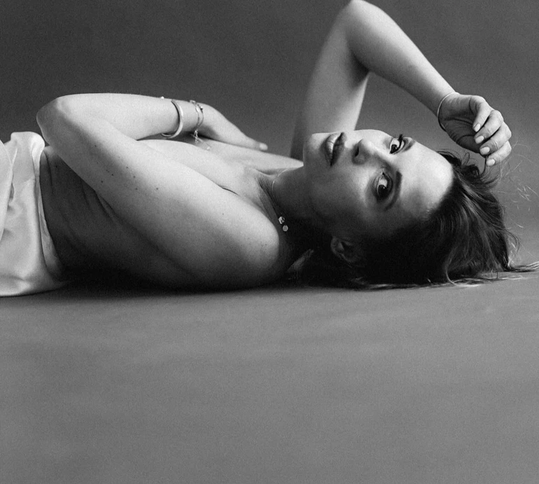 Карпа топлес прикрила груди руками на чорно-білих студійних фото