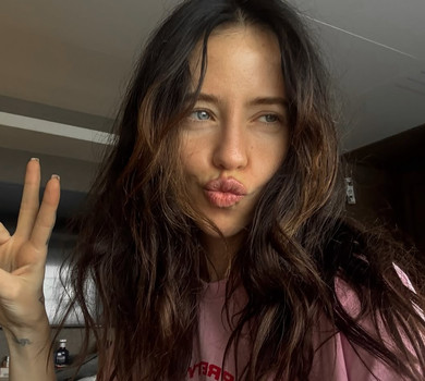 Стильна парочка: Дорофєєва у шкіряному луці попозувала за руку з Кацуріним у пальті та шапці-біні