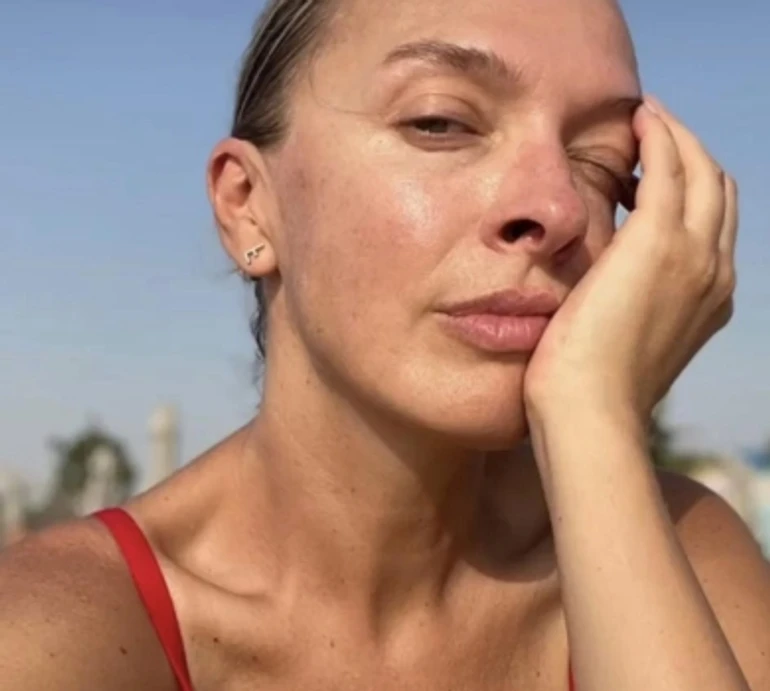 Із сином та з бойфрендом, у вишиванці та в купальнику: Фролова показала миті свого літа