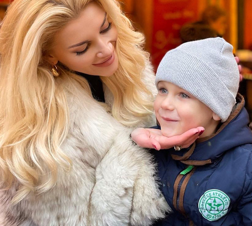 Романова у шубі замилувала різдвяними розвагами з 5-річним сином у Німеччині. ФОТО