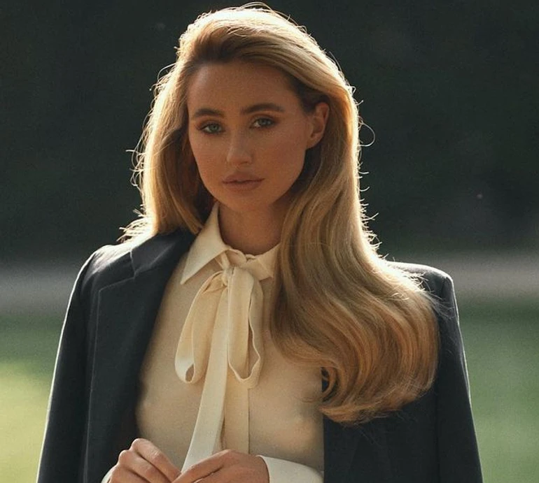 Справжній old money: ексдружина Тищенка похизувалася довгими ногами у шкіряному салоні авто