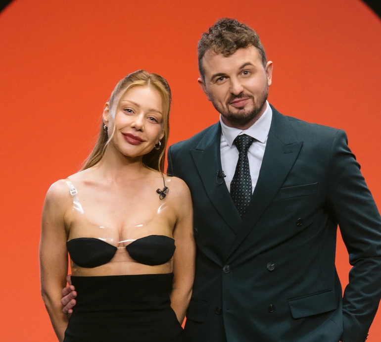 Ти не дерево, а бревно: Кароль у міні і на підборах повчила Яновича йога-позам